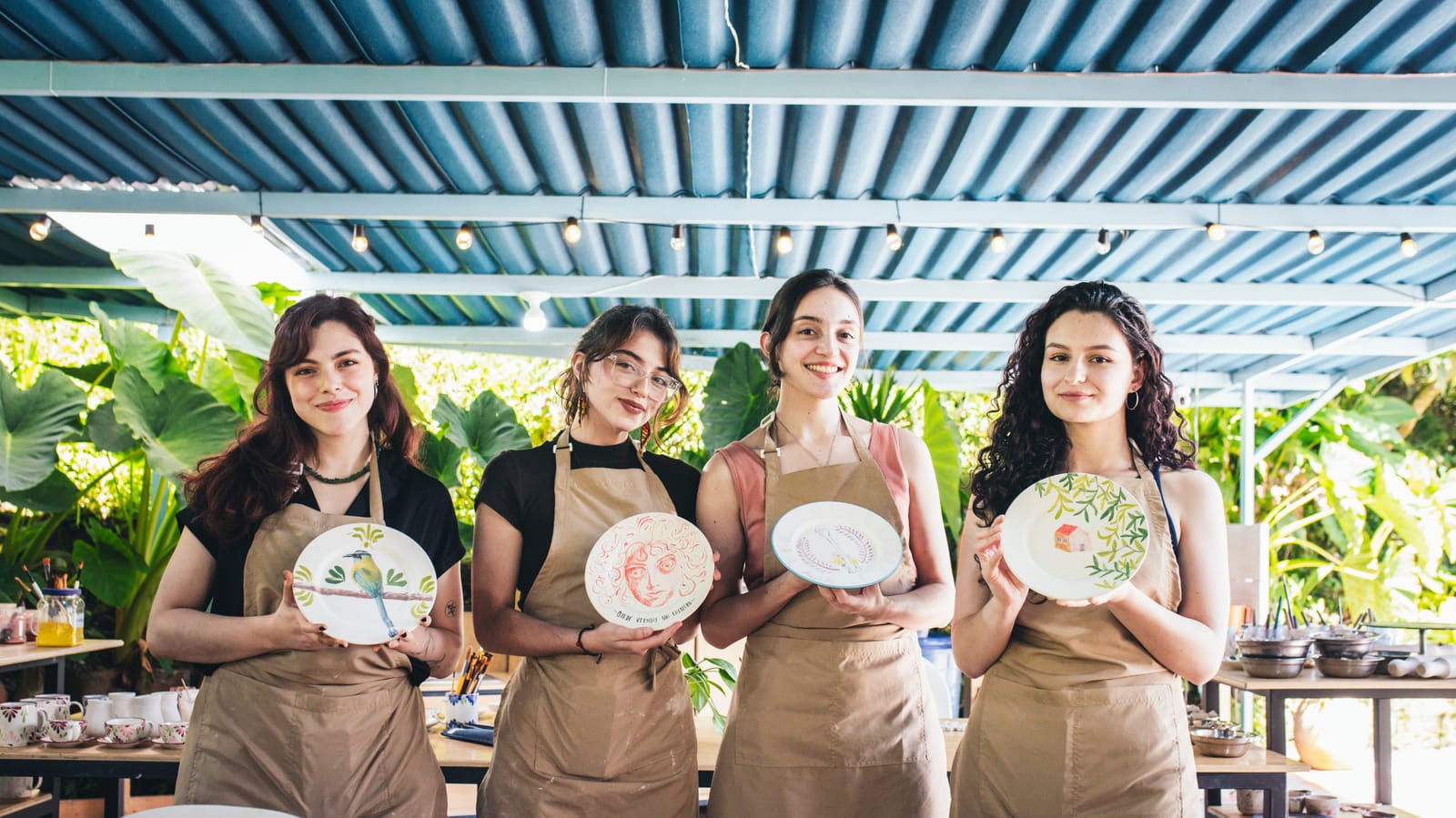 Grupo mostrando sus piezas pintadas